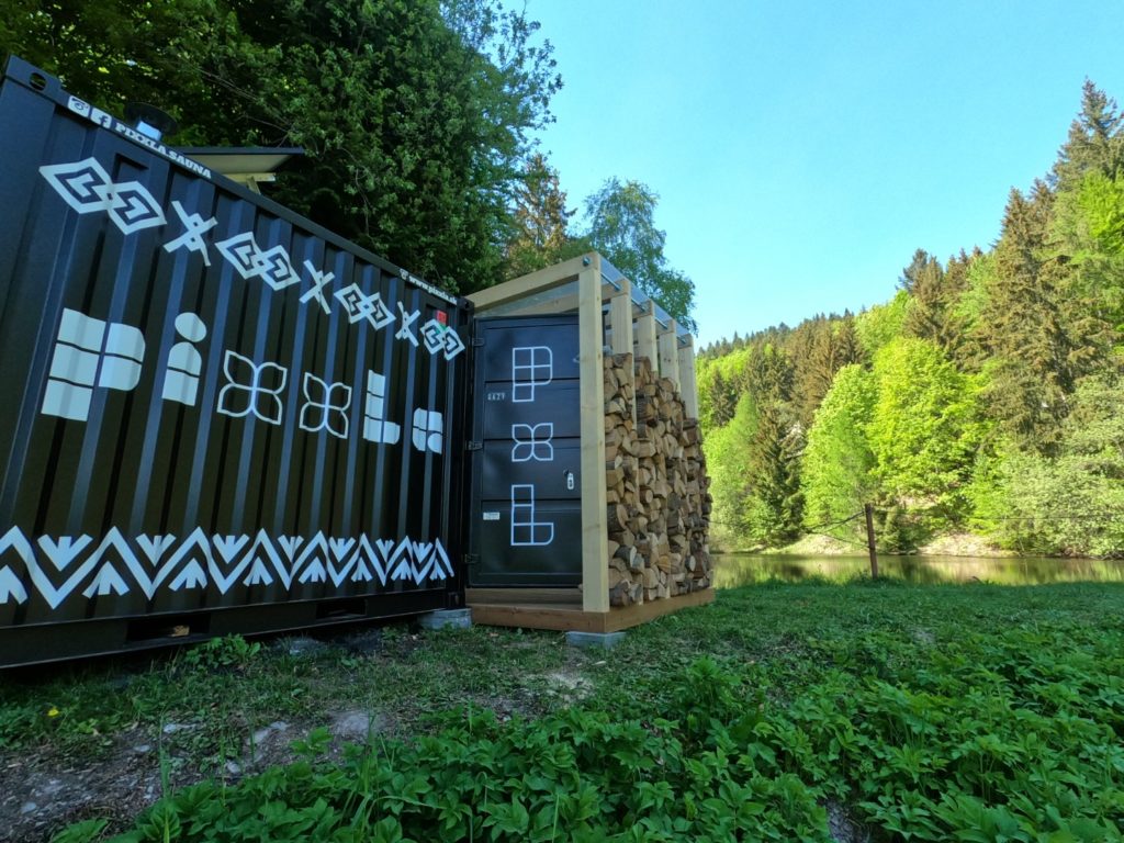 Kontajnerová sauna v lese na brehu jazera