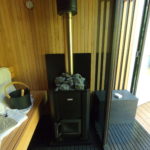Interiér kontajnerovej sauny s pieckou a vedrom
